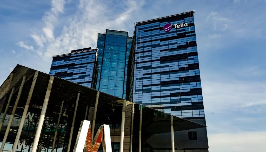Tours de bureaux aux façades vitrées sous un ciel bleu