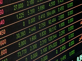 Écran bourse montrant des chiffres et données de trading