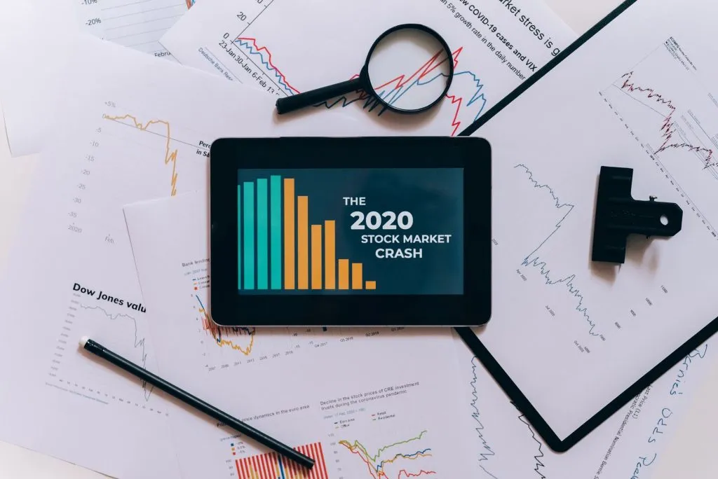 Tablette montrant un graphique boursier en baisse