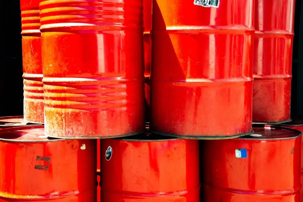 Barils de pétrole rouge industriel empilés en extérieur