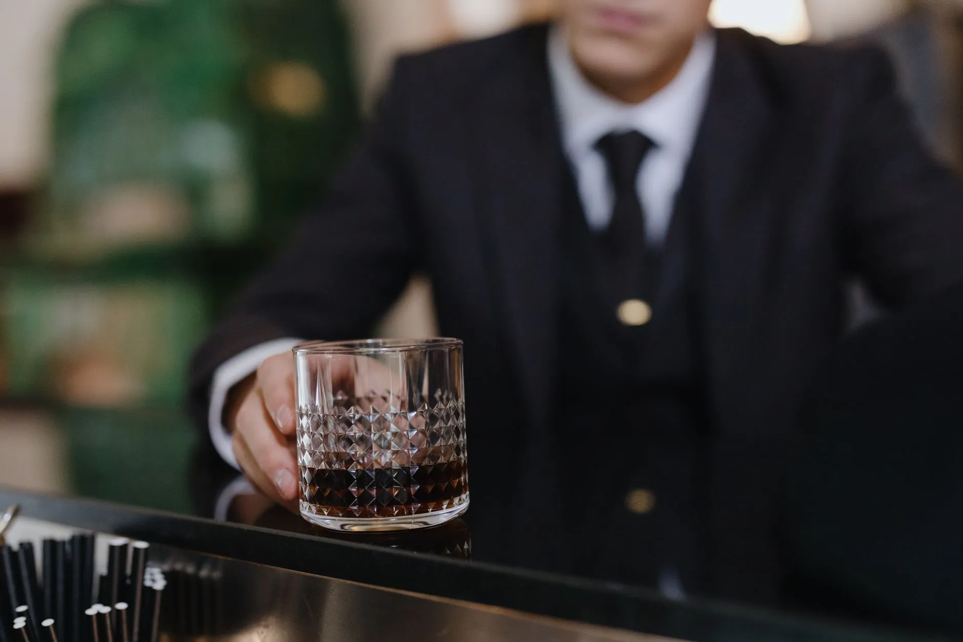 Homme costume verre whiskey bar comptoir