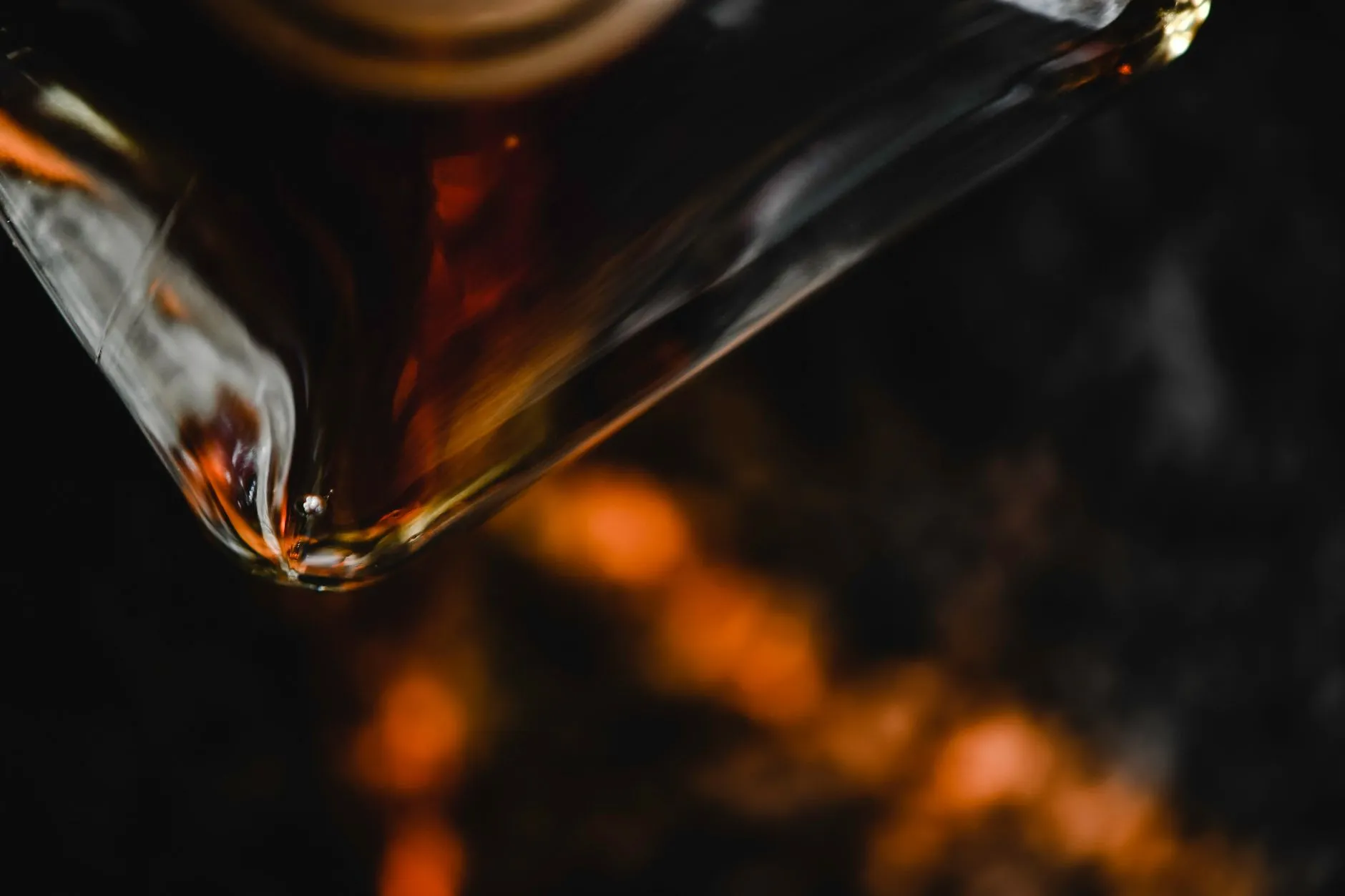 Bouteille whiskey ambre fond sombre