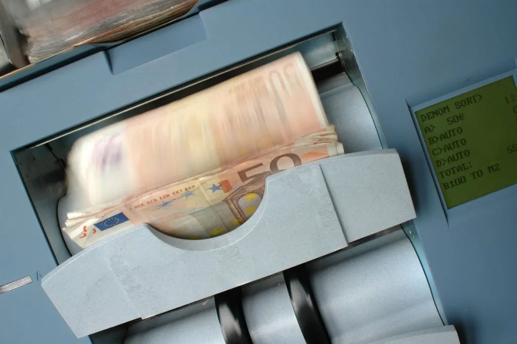 Machine à compter les billets de 50 euros - finance et dividendes
