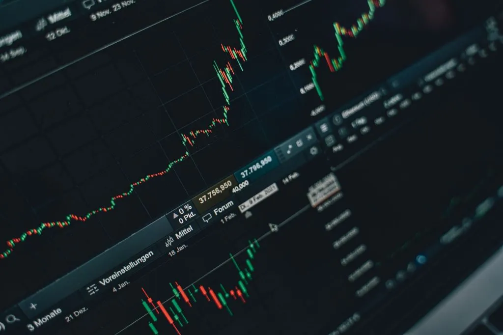 Écran de trading boursier avec graphiques de croissance