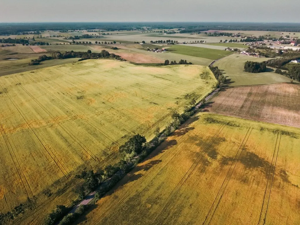 Vue aérienne terres agricoles rurales - Crédit Agricole
