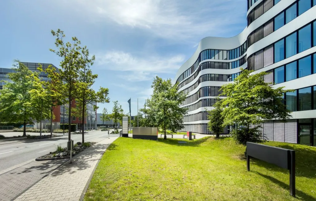 Immeuble de bureaux contemporain avec arbres