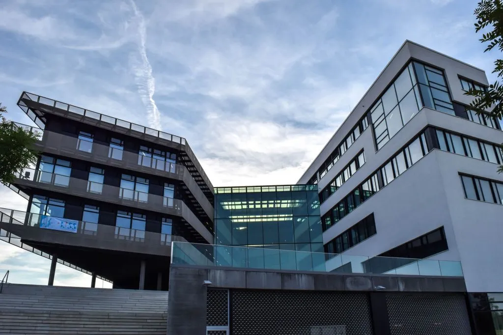 Immeuble moderne facade verre architecture