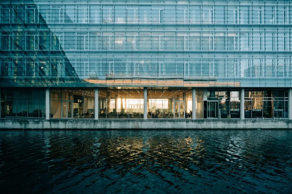 Facade en verre avec reflet sur l eau a Copenhague