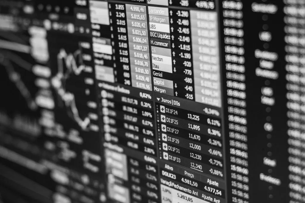 Ecran bourse donnees financieres monochrome