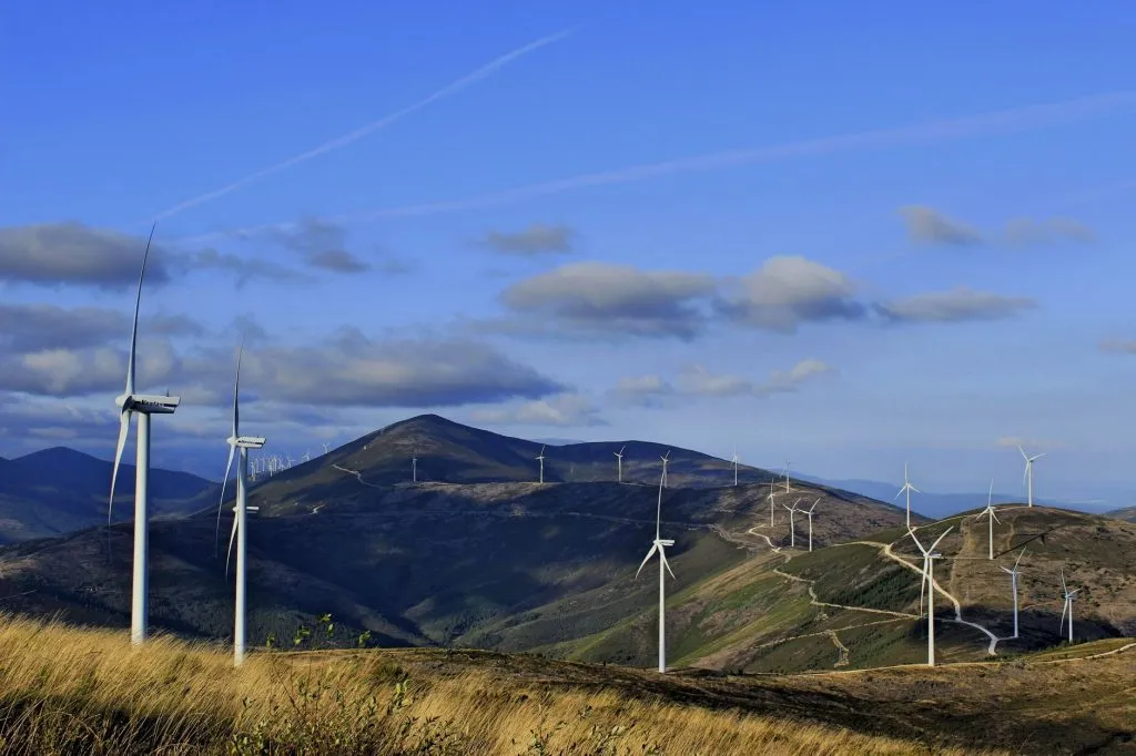 Parc éolien dans des collines verdoyantes, transition énergétique