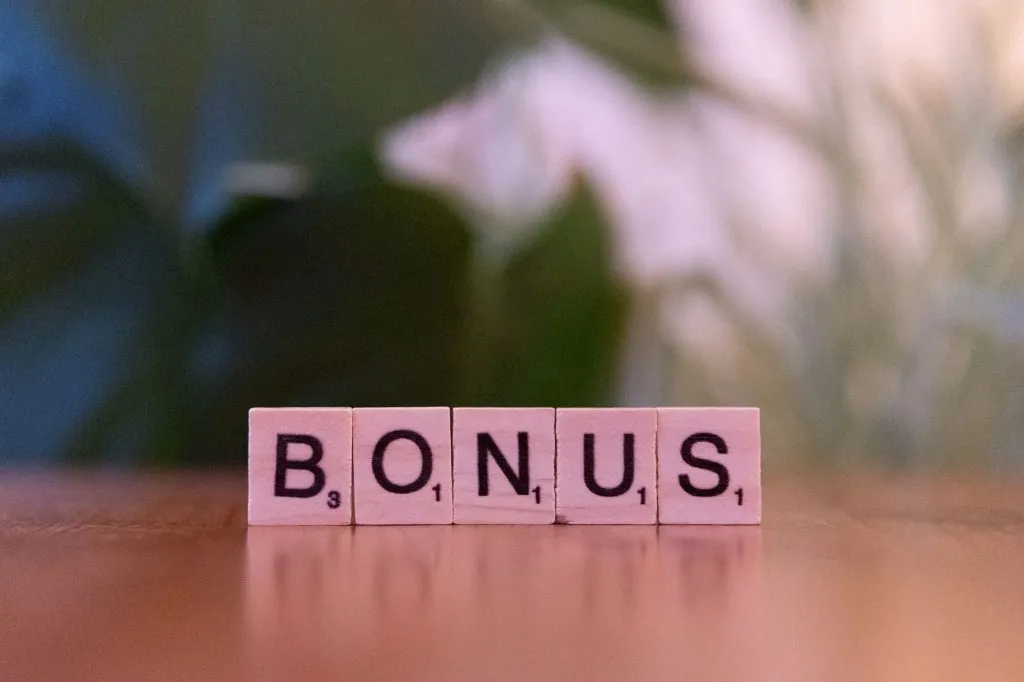 Mot BONUS en lettres de Scrabble, dividende Engie