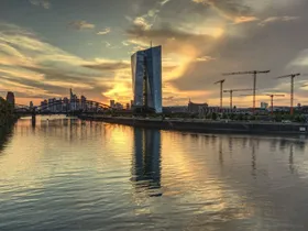Siège BCE Francfort skyline coucher soleil