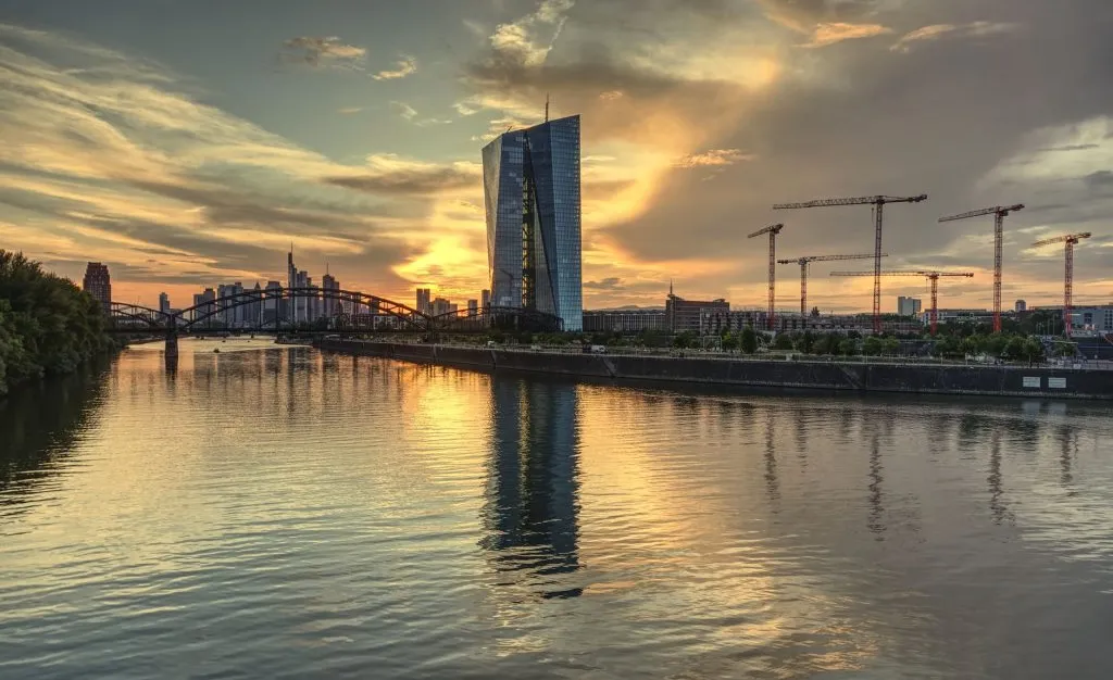 Siège BCE Francfort skyline coucher soleil