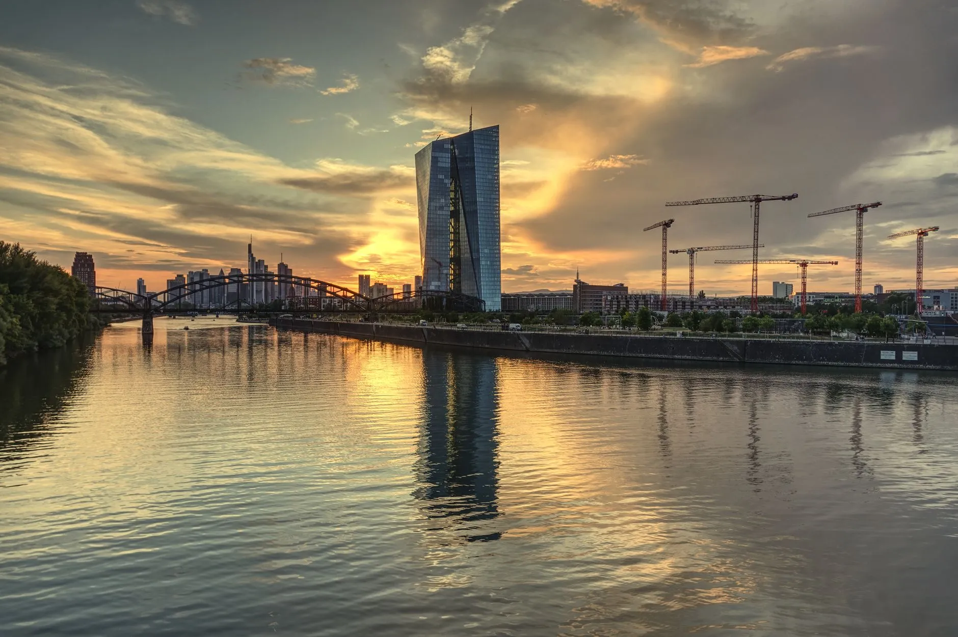 Siège de la BCE à Francfort au coucher du soleil