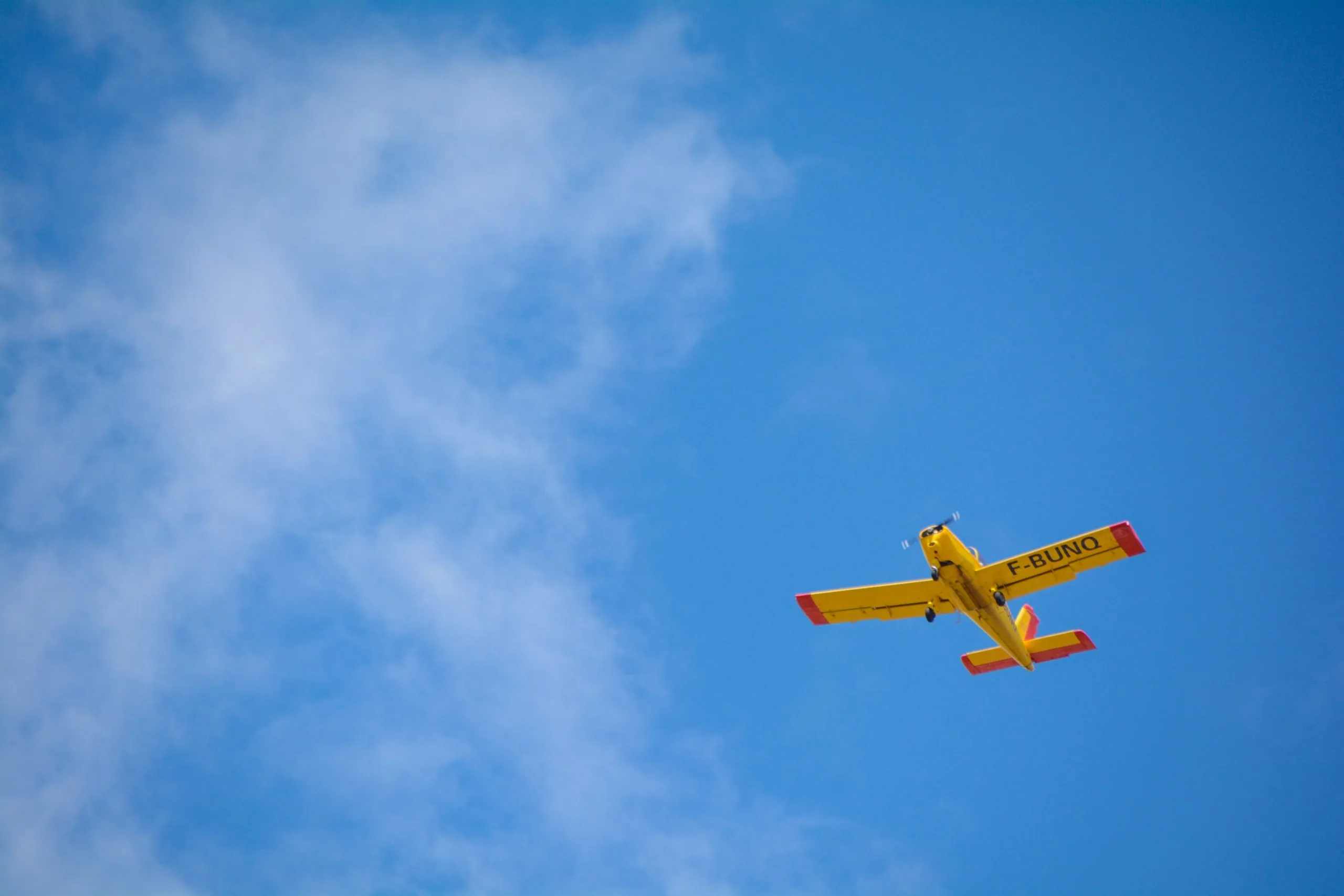 Avion jaune monomoteur volant ciel bleu aviation