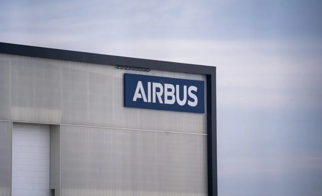Façade d'un hangar Airbus avec le logo de la marque sur fond de ciel gris