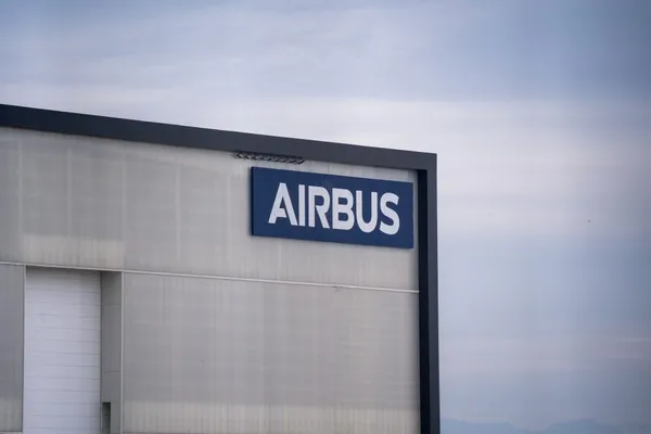 Façade d'un hangar Airbus avec le logo de la marque sur fond de ciel gris