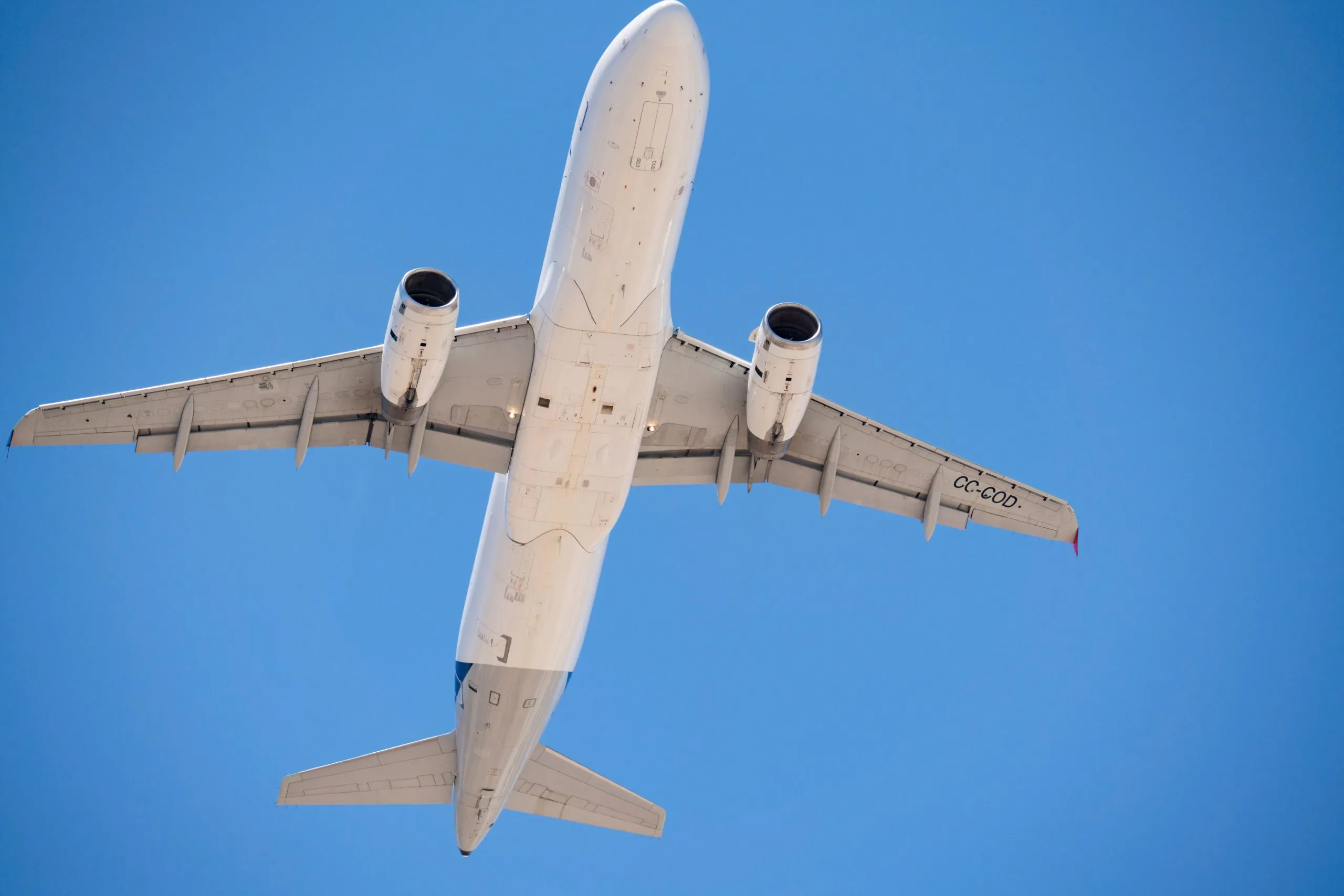 Avion commercial Airbus volant dans un ciel bleu