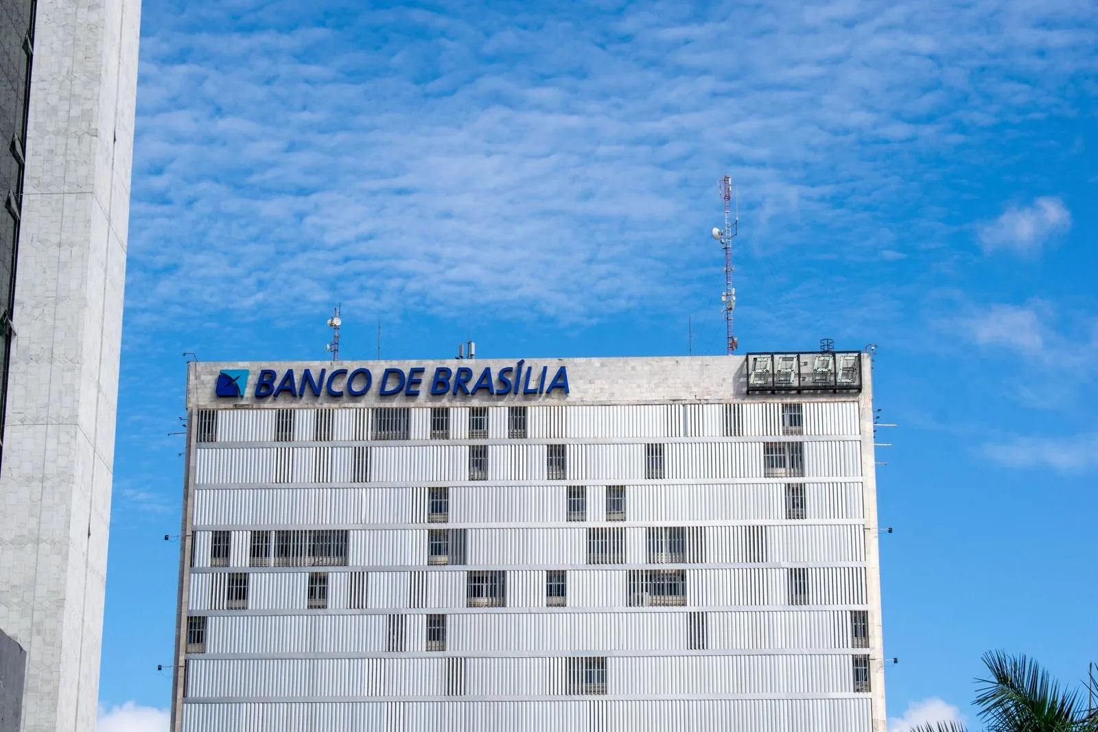 Bâtiment d'une banque sous un ciel bleu