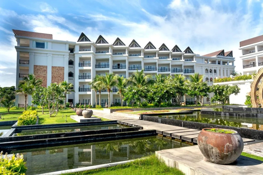 Resort de luxe avec architecture moderne et palmiers