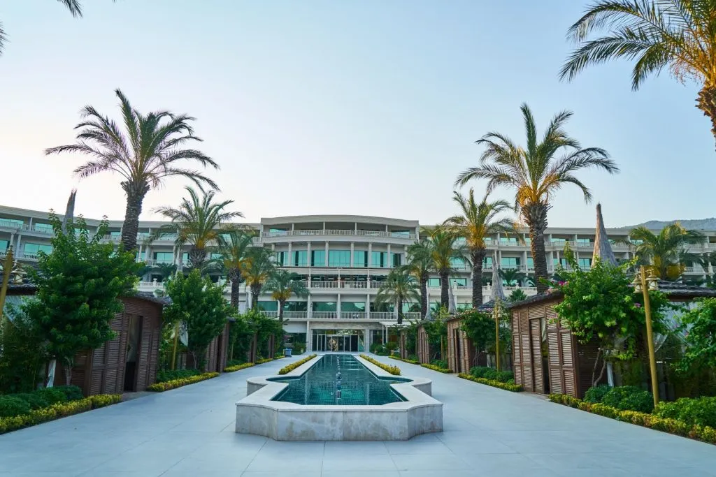Resort moderne avec piscine entourée de palmiers