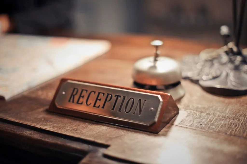 Réception d'hôtel avec cloche de service