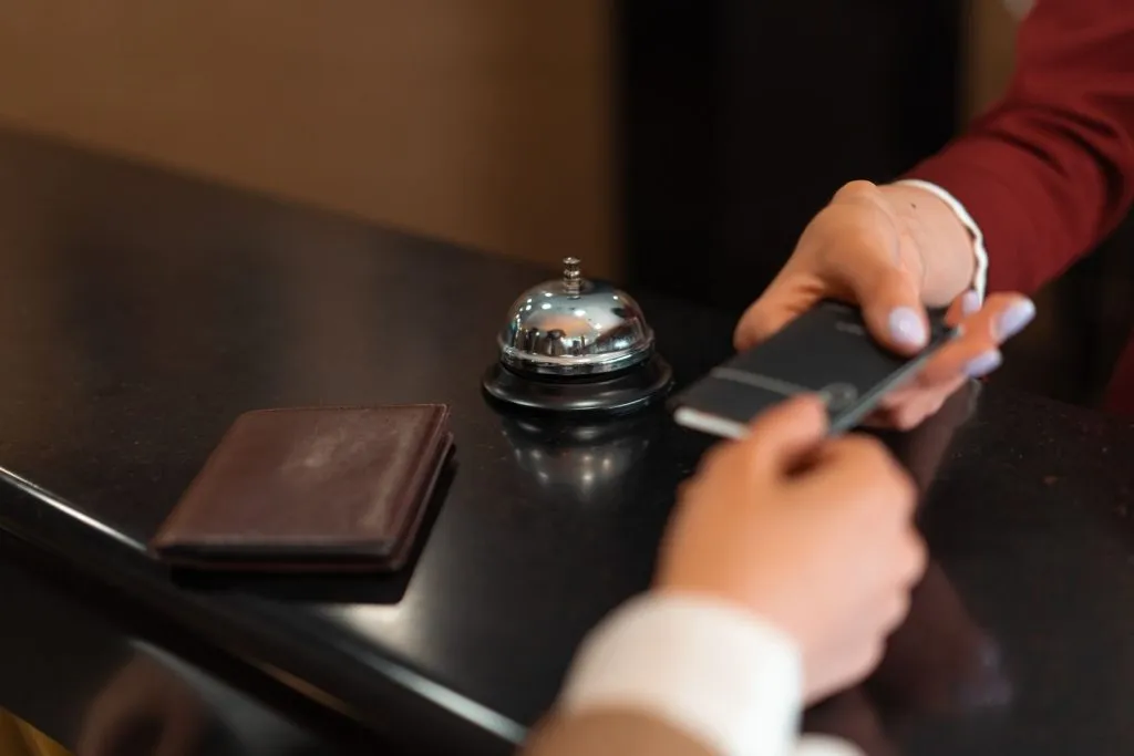 Check-in à l'hôtel avec smartphone à la réception