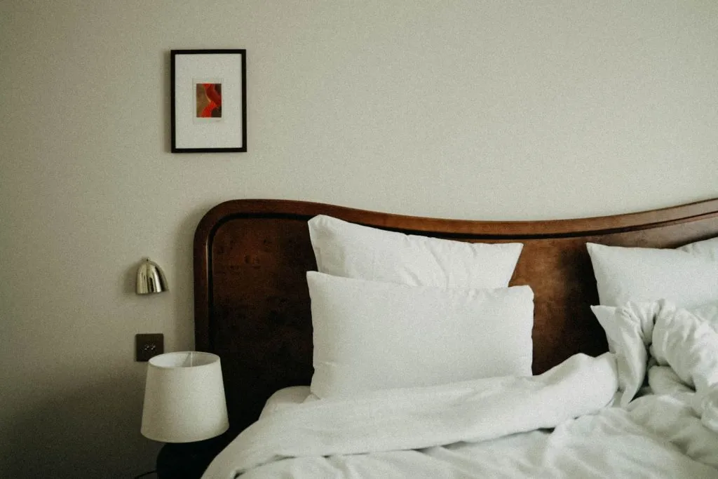 Chambre d'hôtel chic avec décoration moderne