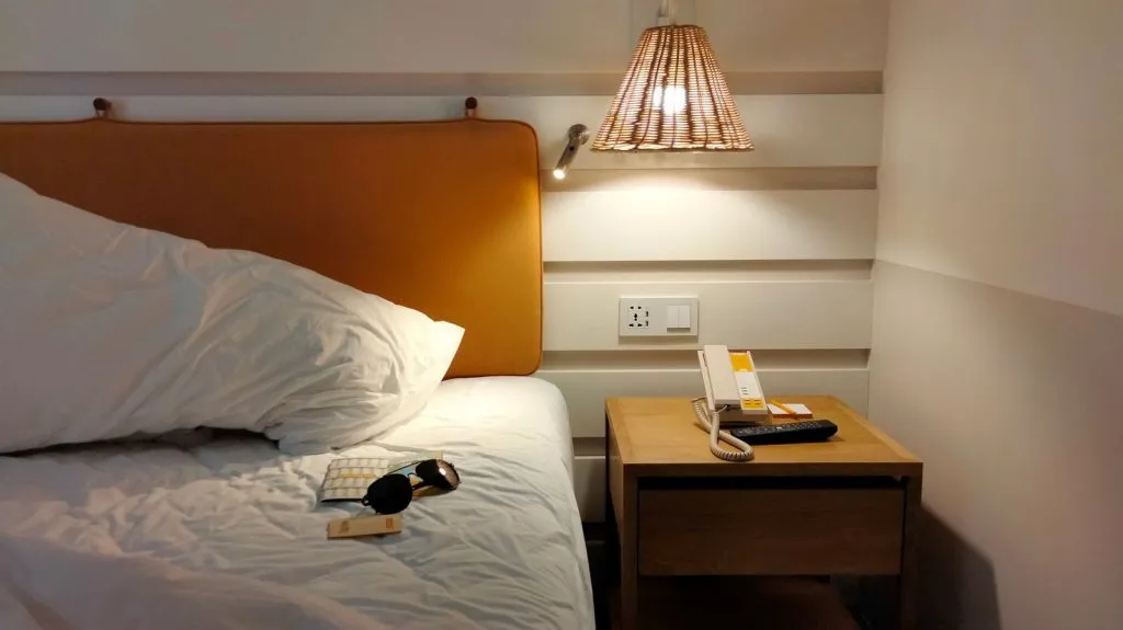 Chambre d'hôtel avec lampe de chevet et téléphone