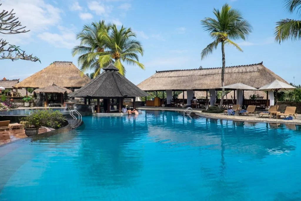 Piscine tropicale d'un resort de luxe à Bali