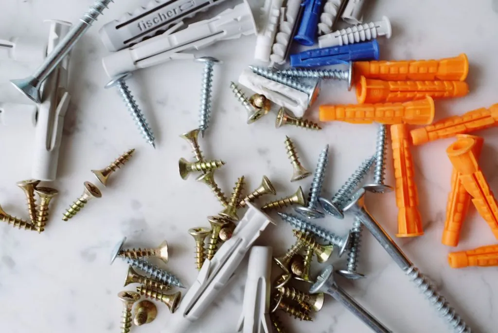 Chevilles en plastique multicolores et vis de différentes tailles dans un atelier moderne