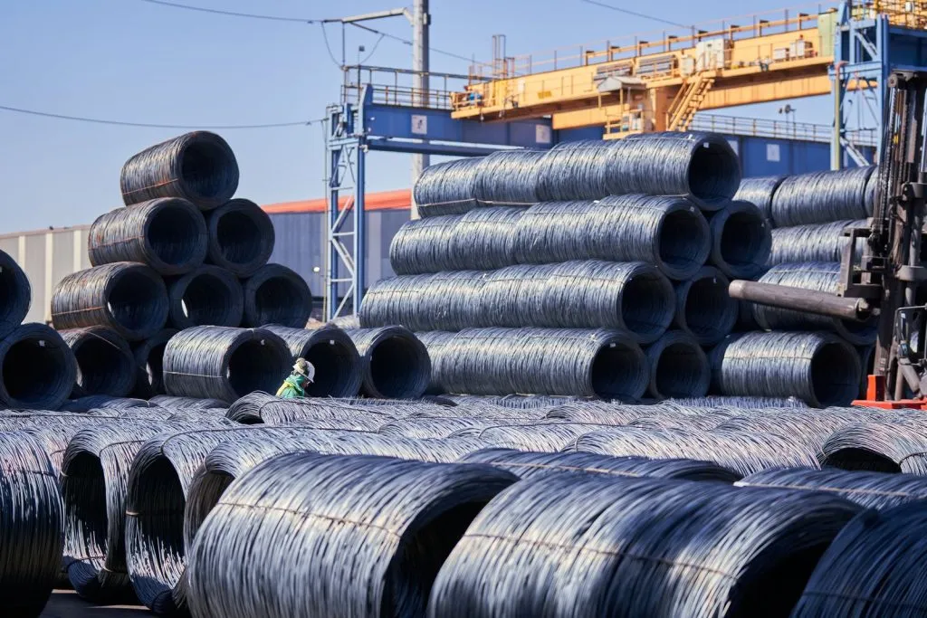 Bobines de fil d'acier stockées sur un site industriel en plein jour