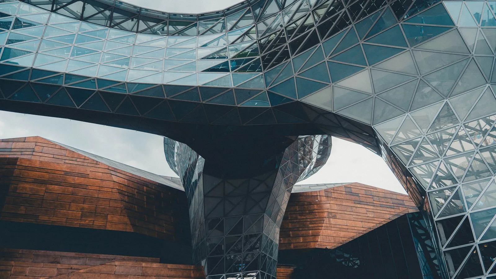 Structure architecturale moderne en verre et acier