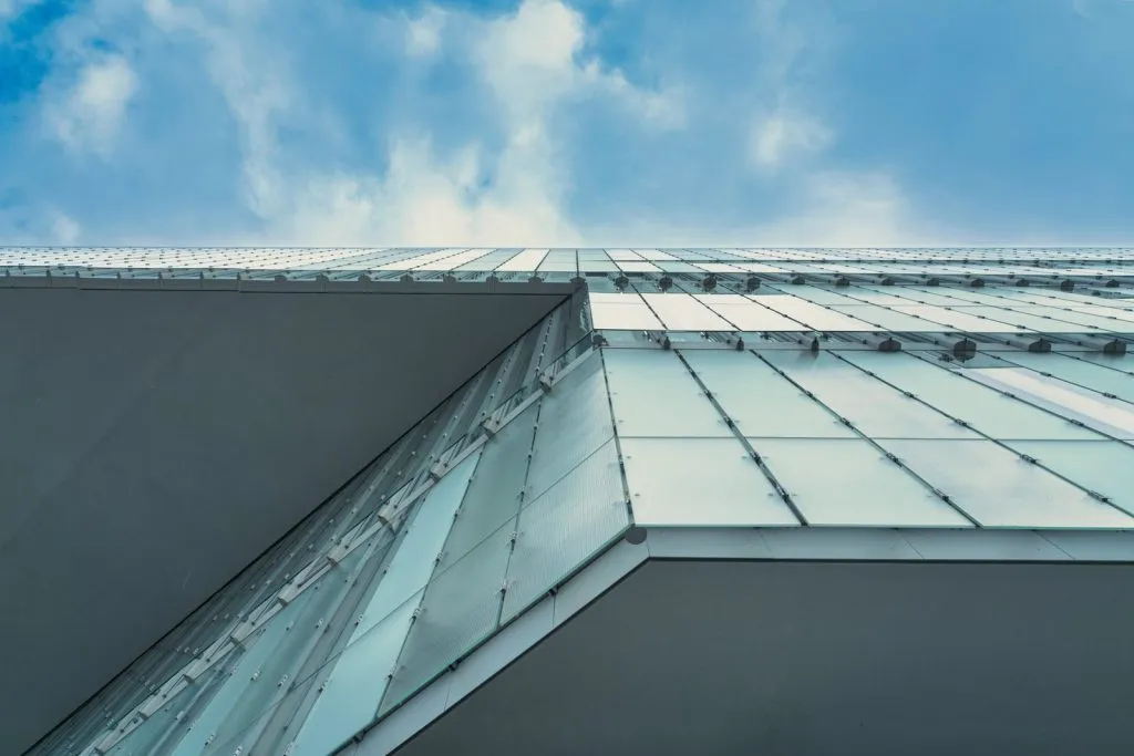 Façade de verre contemporaine à Oslo contre un ciel bleu