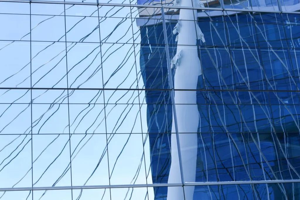 Reflet d'une façade de bâtiment moderne dans des panneaux de verre