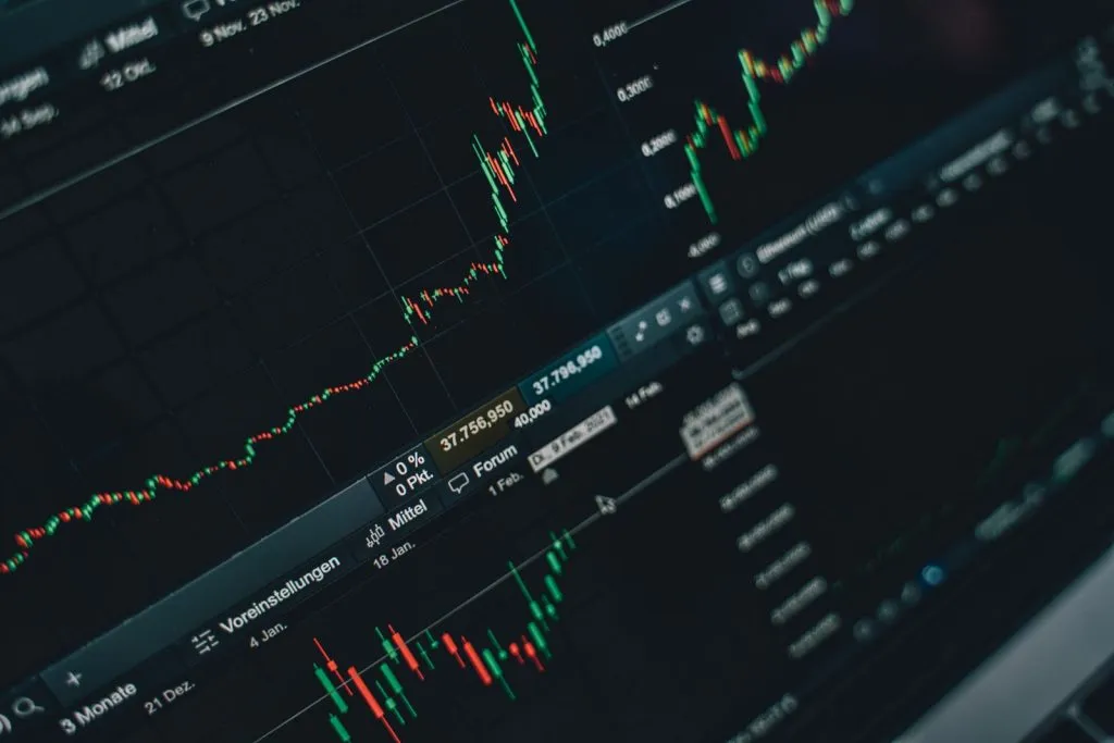 Écran de trading boursier avec graphiques colorés et données de marché