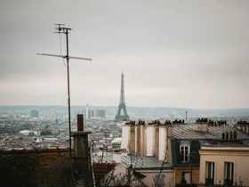 Vue panoramique de Paris avec la tour Eiffel, symbole de la Bourse de Paris