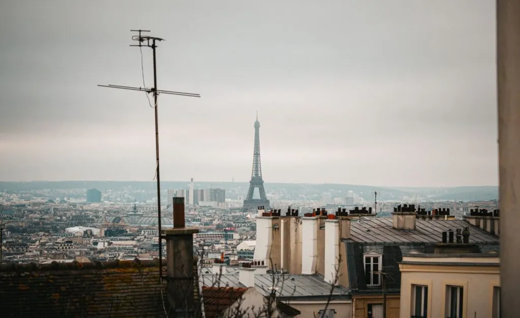 Vue panoramique de Paris avec la tour Eiffel, symbole de la Bourse de Paris
