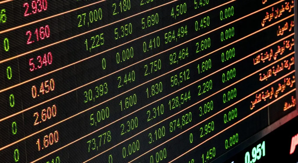 Écran boursier affichant les cours et les données financières en temps réel