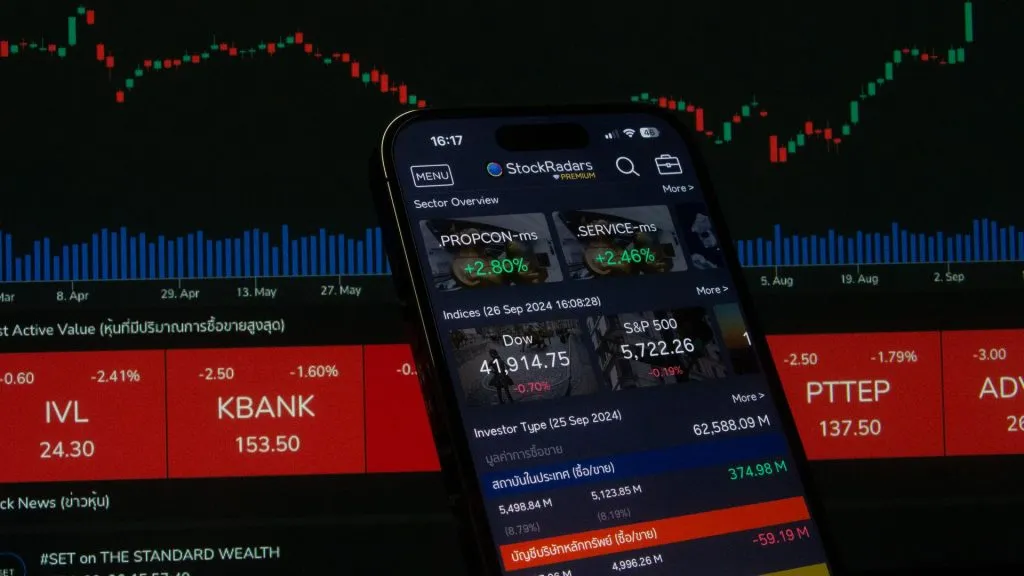 Application de trading sur smartphone avec graphiques boursiers et tendances