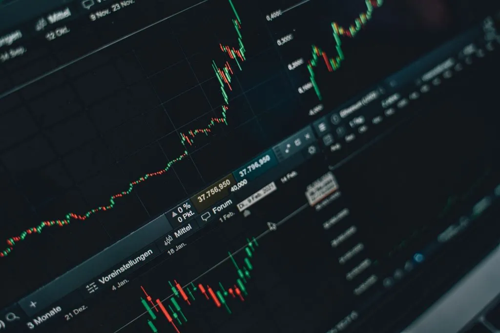 Écran de trading affichant la croissance des marchés financiers