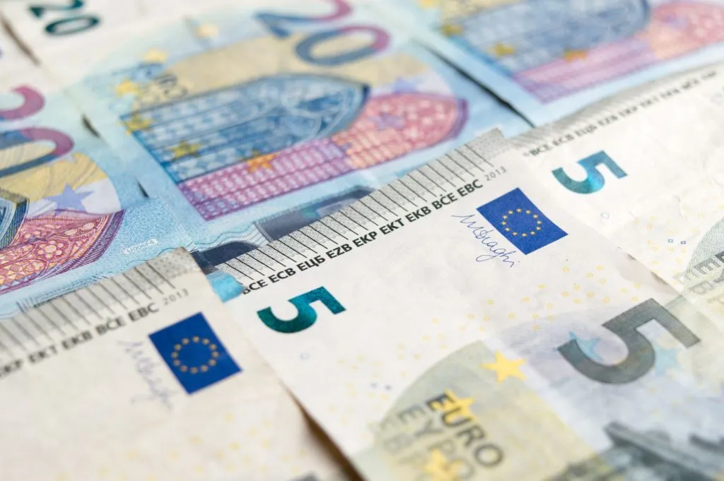 Billets de 5 et 20 euros en gros plan, devise européenne