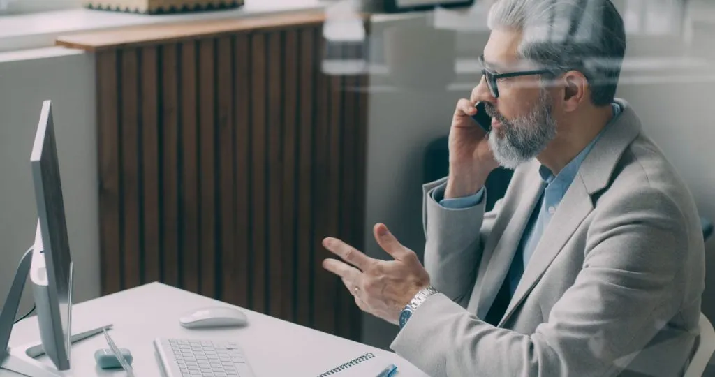 Consultant senior au téléphone dans un bureau moderne