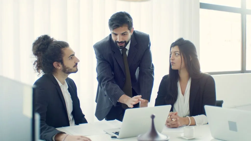 Équipe projet en réunion dans un bureau d'entreprise