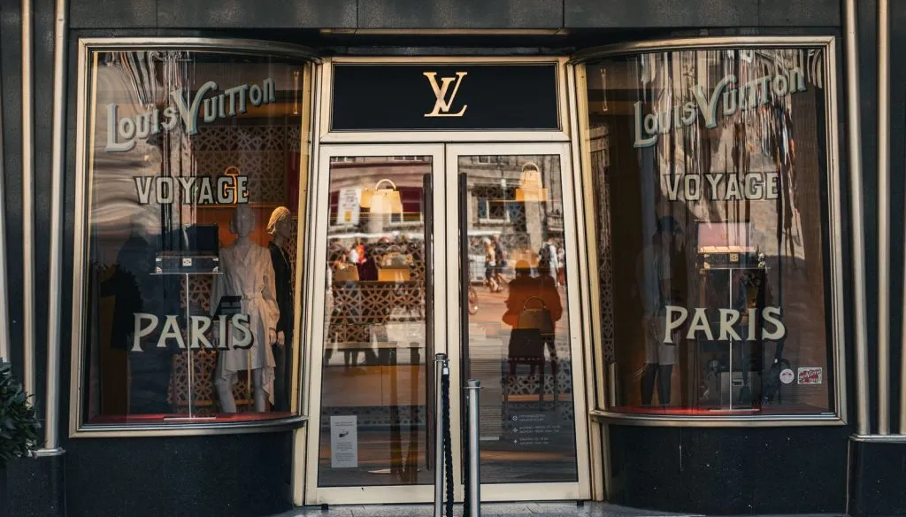 Vitrines d'une boutique Louis Vuitton portant les mentions Voyage et Paris