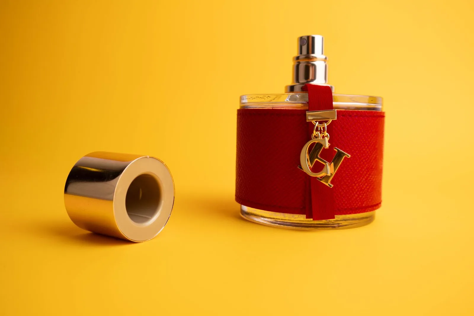 Flacon de parfum rouge et or