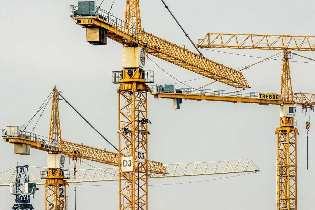 Grues jaunes sur un chantier de construction