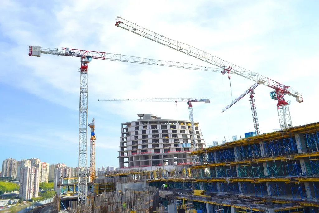 Chantier urbain avec grues et immeubles en construction