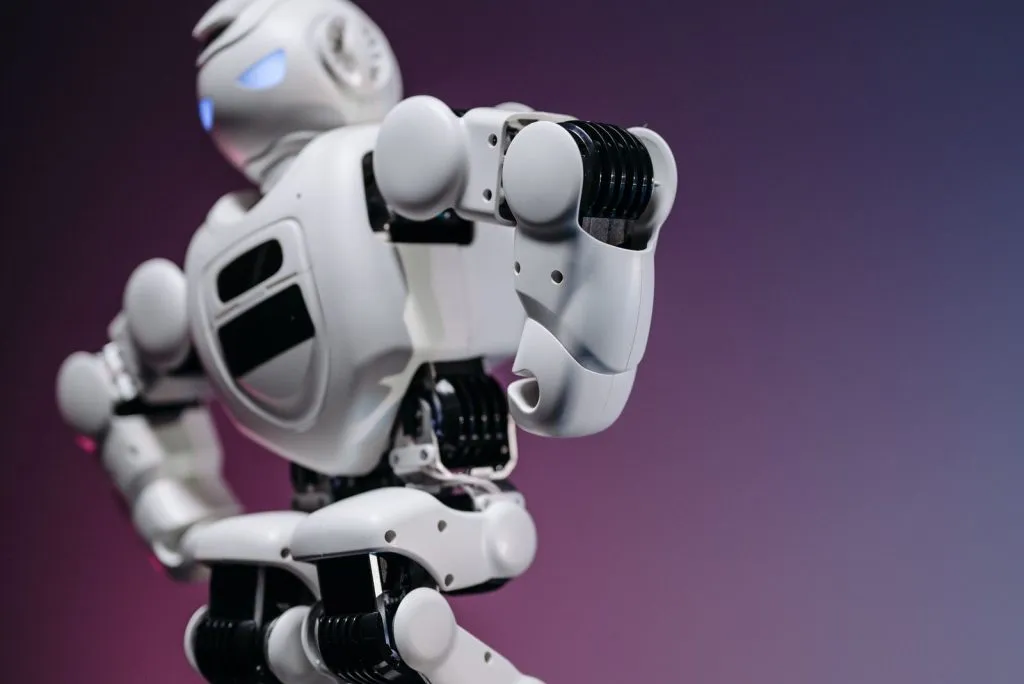 Robot blanc futuriste, les compagnons virtuels IA de la plateforme 3DEXPERIENCE