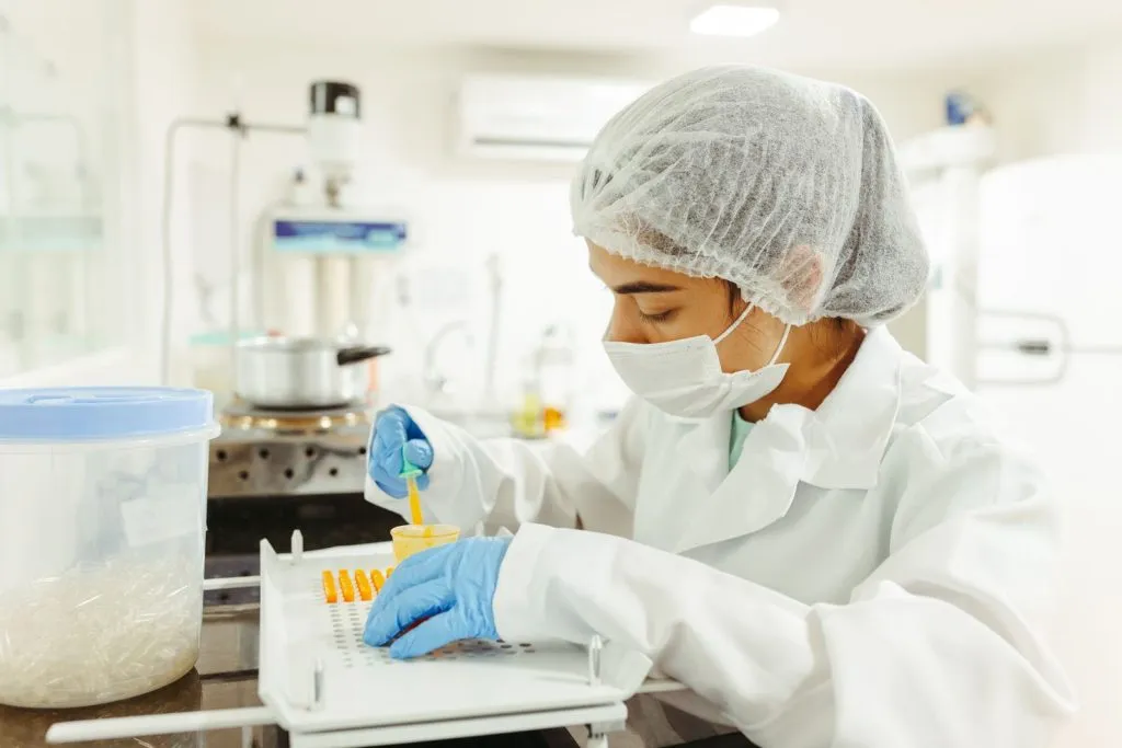 Chercheur en laboratoire, l'acquisition d'ArisGlobal doit relancer les sciences de la vie